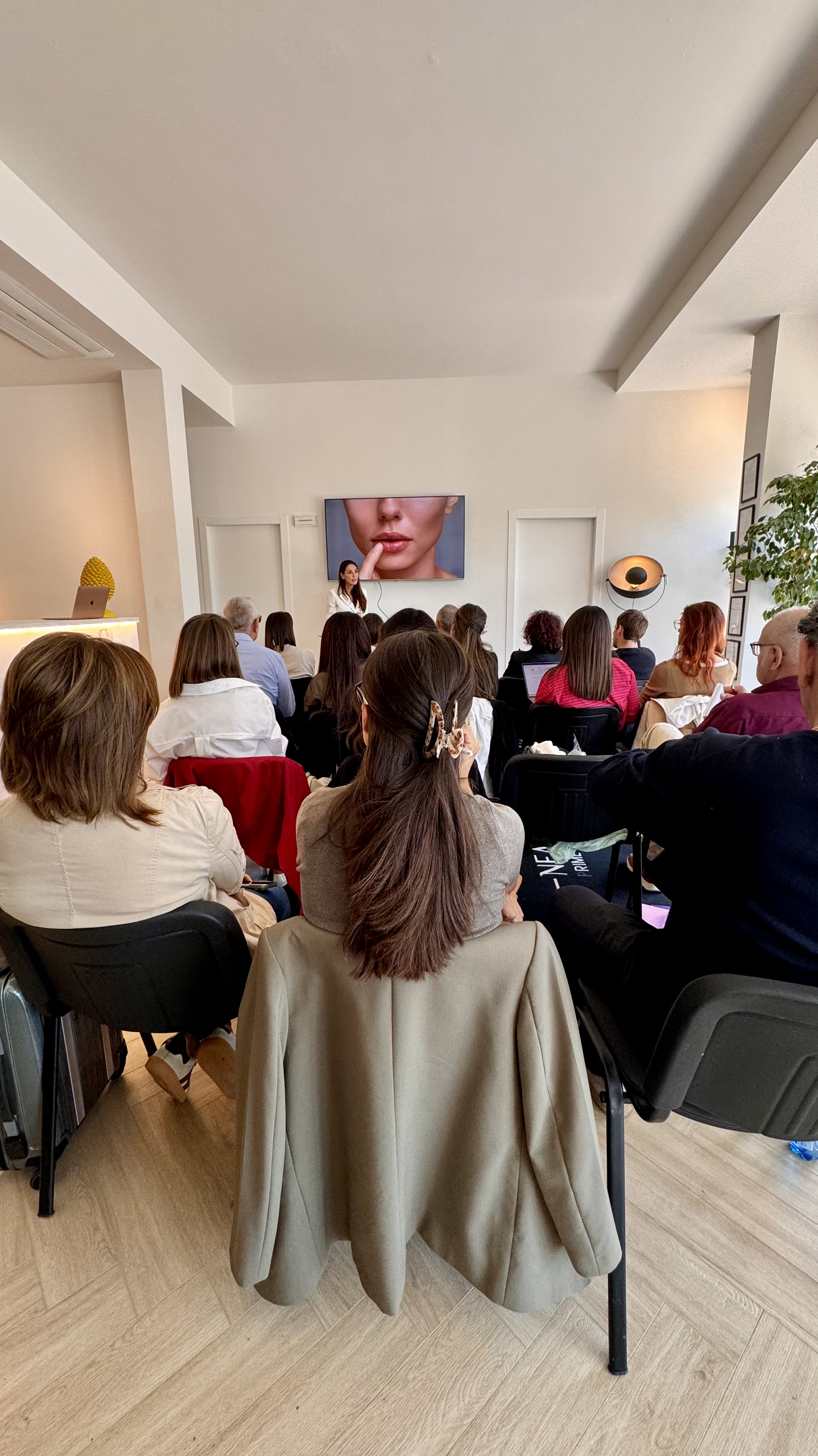 Professionisti durante una lezione di medicina estetica del viso Face Academy